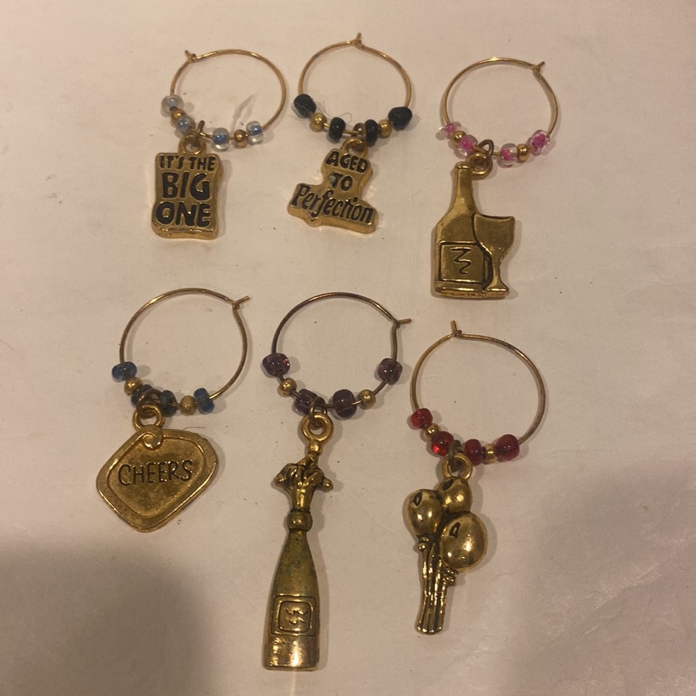 MUD PIE Tracy D. Flickinger 7p Wine Glass Charms & Tray - Picture 2 of 6